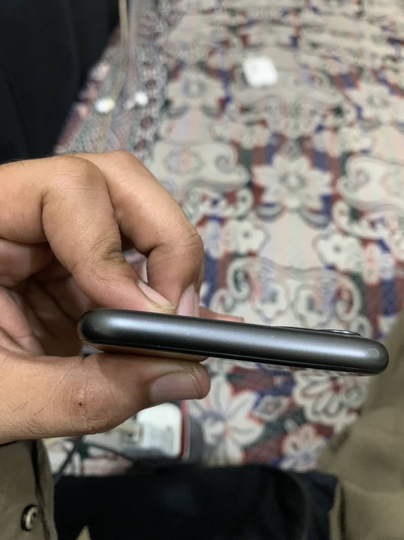 iPhone 11 4
