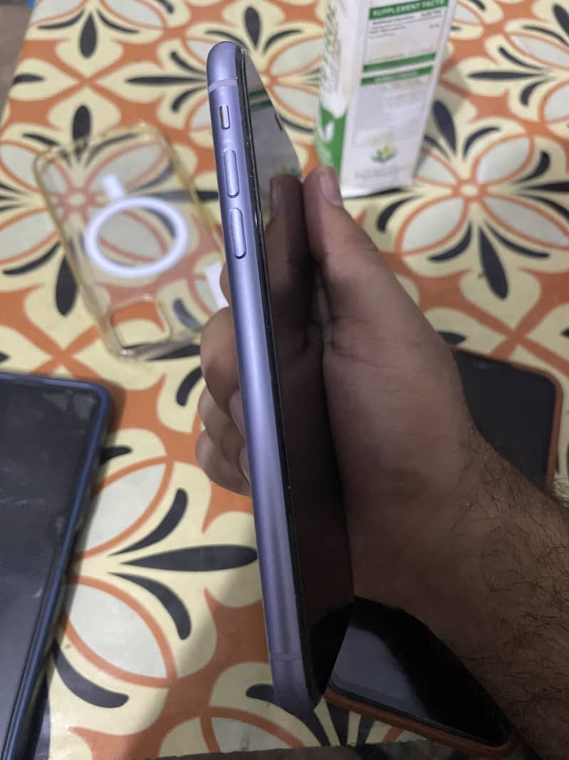 iPhone 11 4