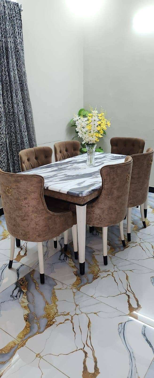Dining table 0