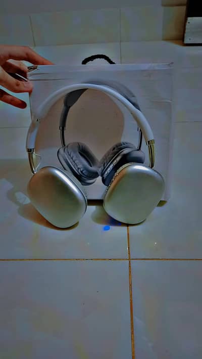 P9 best quality headphones ten by ten condition. . . .