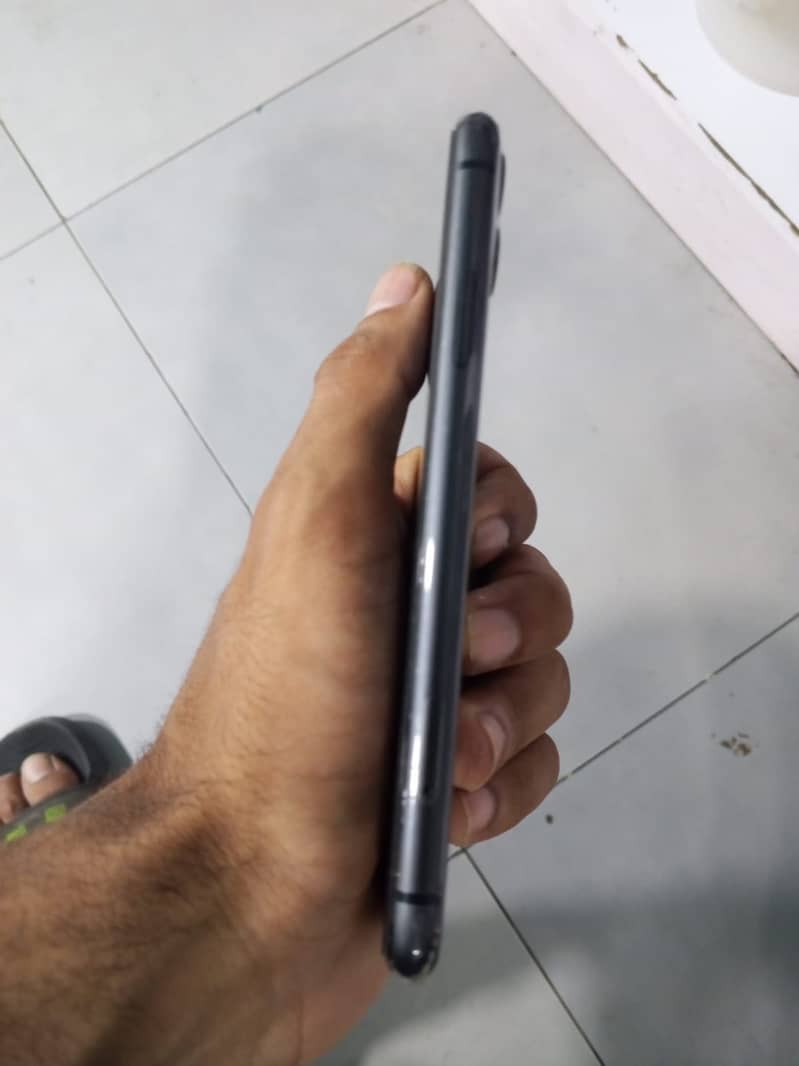 iPhone 11 4