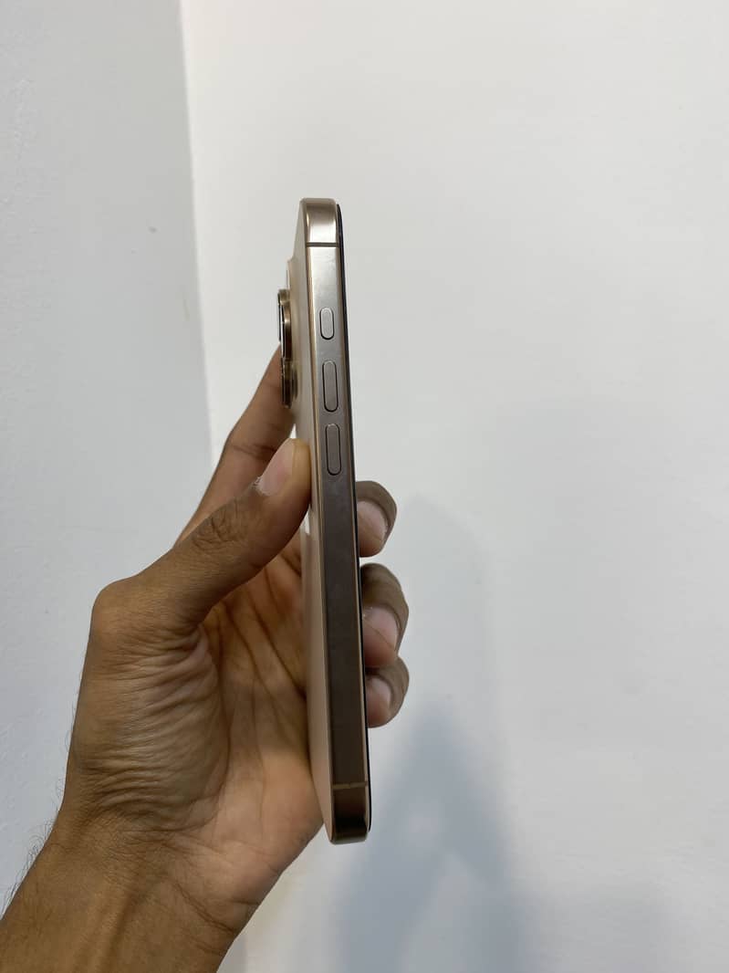 IPHONE 16 PRO 3