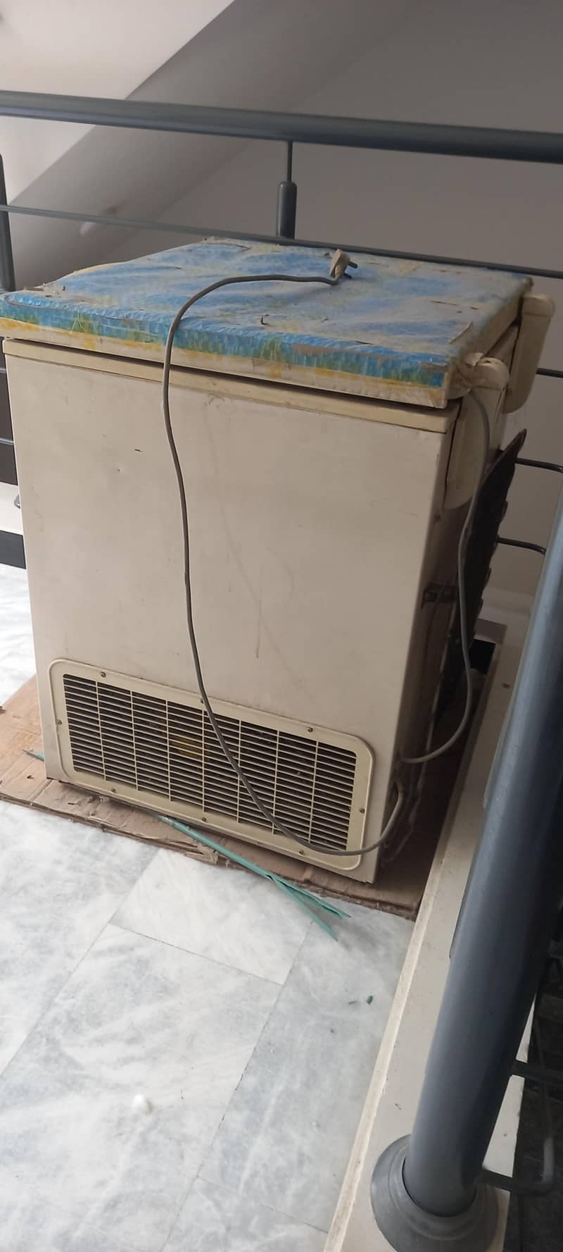 single door deep freezer (without compressor) 1