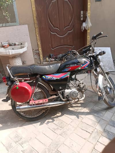 Honda CD-70 black color LPG 100+ average deti hai