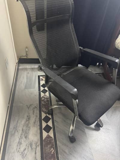 VERY CHEAP COMPUTER CHAIR AVAILABLE FOR SALE