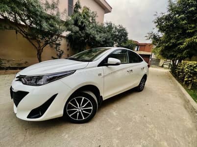 Toyota Yaris Ativ (very low millage)