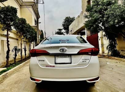 Toyota Yaris Ativ (very low millage)