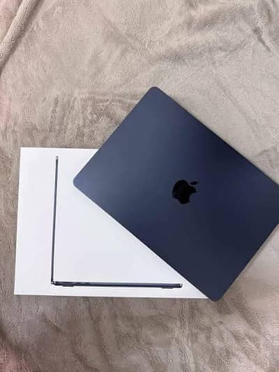 MacBook Air 16GB / 512GB – Midnight Color – Excellent Condition