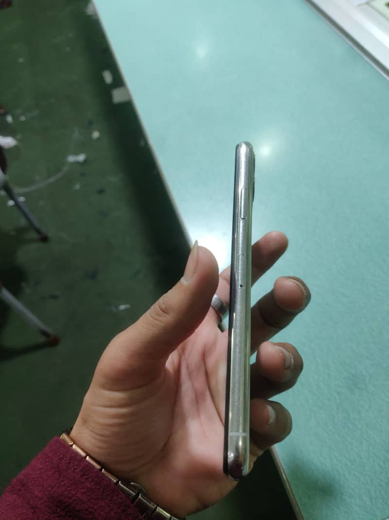 iphone 11 pro max 4