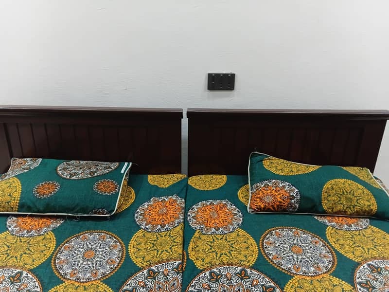 2 single beds eith mattresses 1