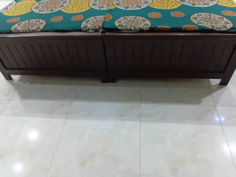 2 single beds eith mattresses 2