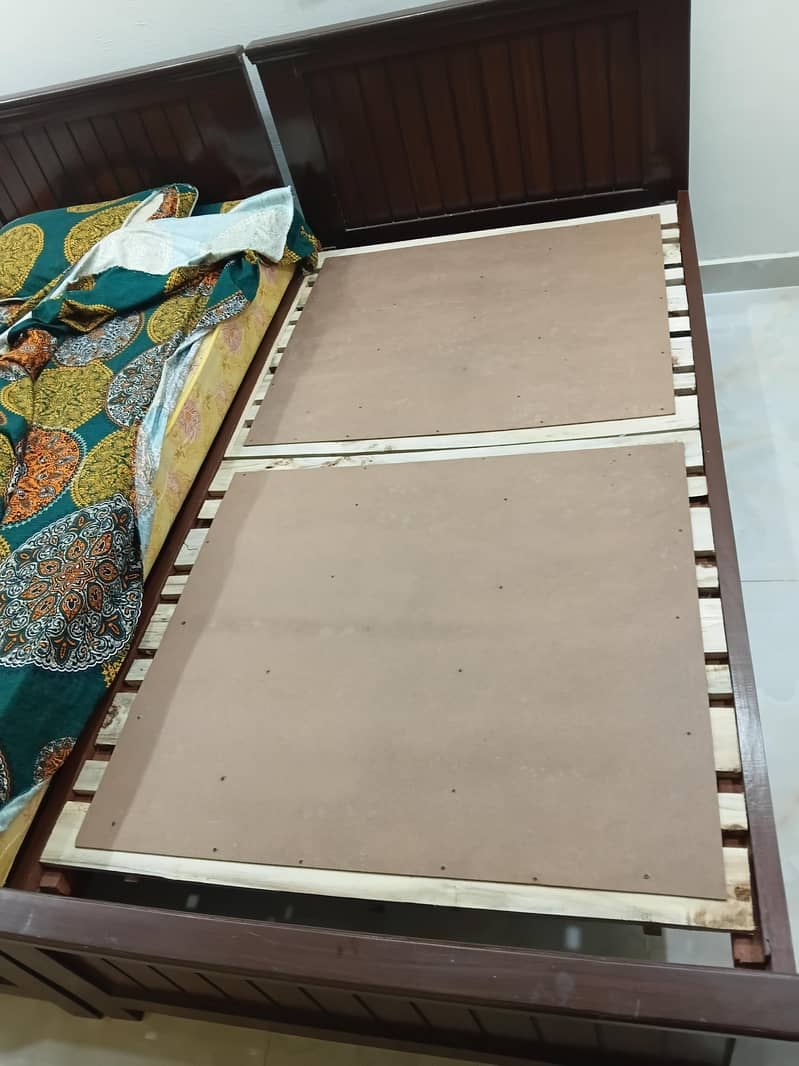 2 single beds eith mattresses 3