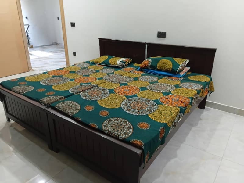 2 single beds eith mattresses 4
