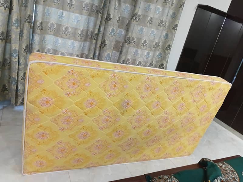2 single beds eith mattresses 5