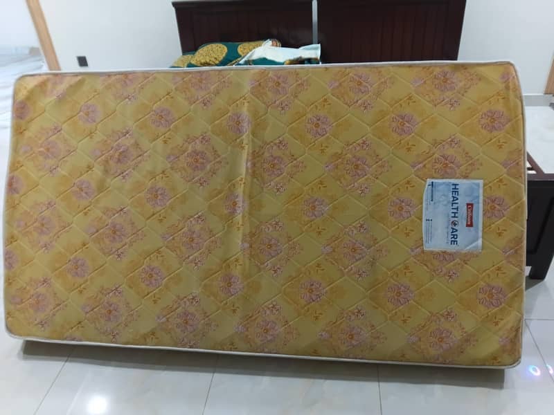 2 single beds eith mattresses 6