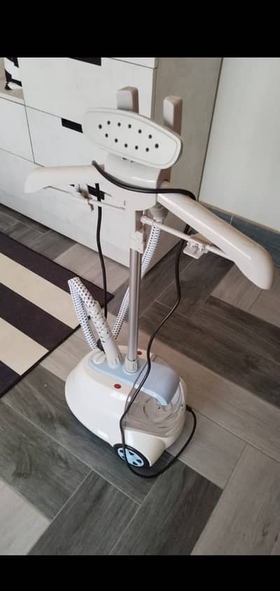 Garment steamer used twice only