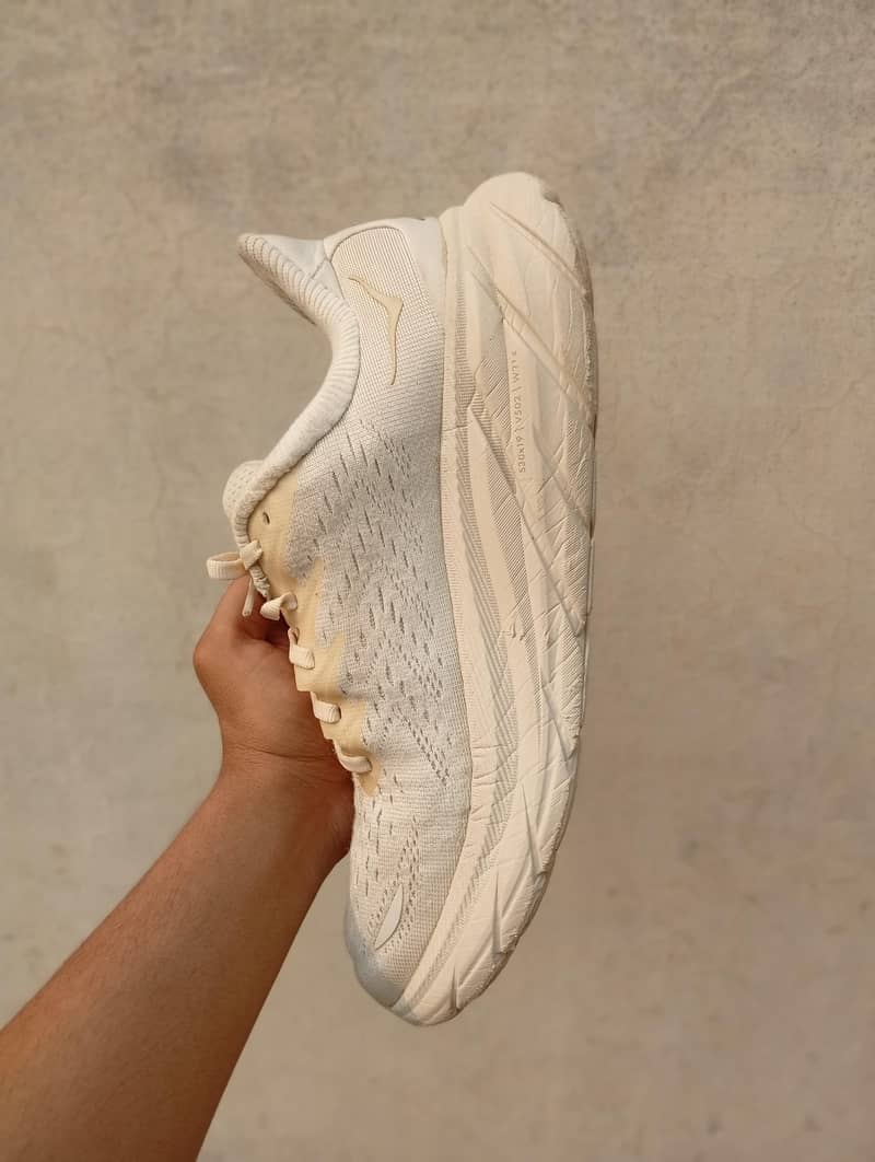 Hoka . 3