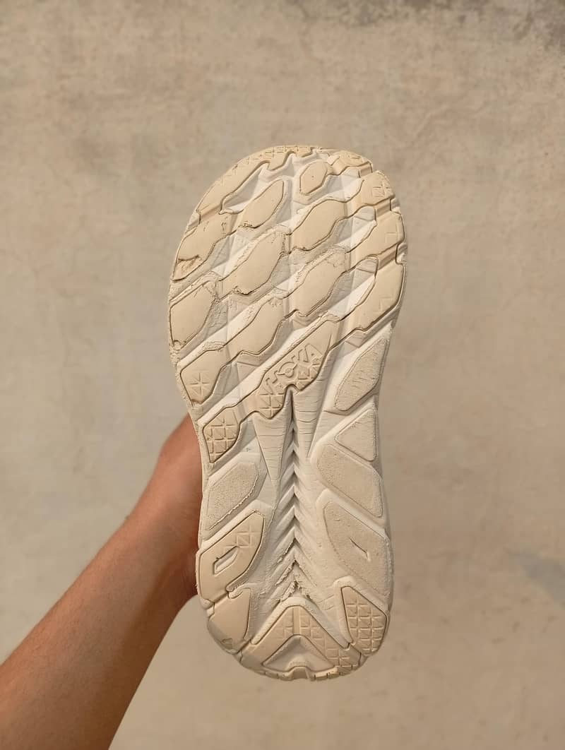 Hoka . 4