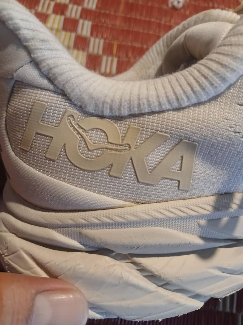 Hoka . 5