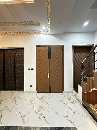 5 MARLA FACING PARK TRIPLE STOREY HOUSE FOR SALE PUNJAB PHASE 2 COLLEGE ROAD LAHORE