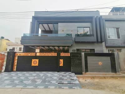 Prime Location House Of 10 Marla Available For sale In UET Housing Society - Block C