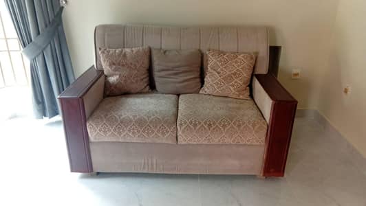 English Sofa Set in good condition is available for sale