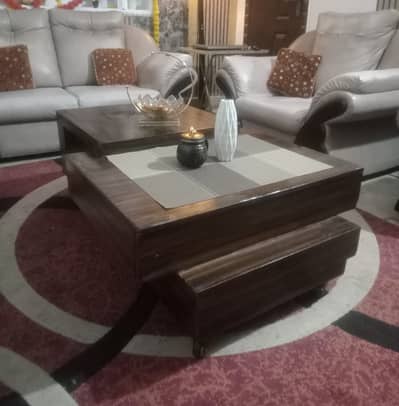 Modern Centre Table. Stylish Design.