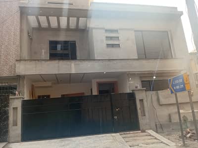 10 MARLA BRAND NEW CORNER HOUSE FOR SALE LDA AVENEU 1 J - BLOCK