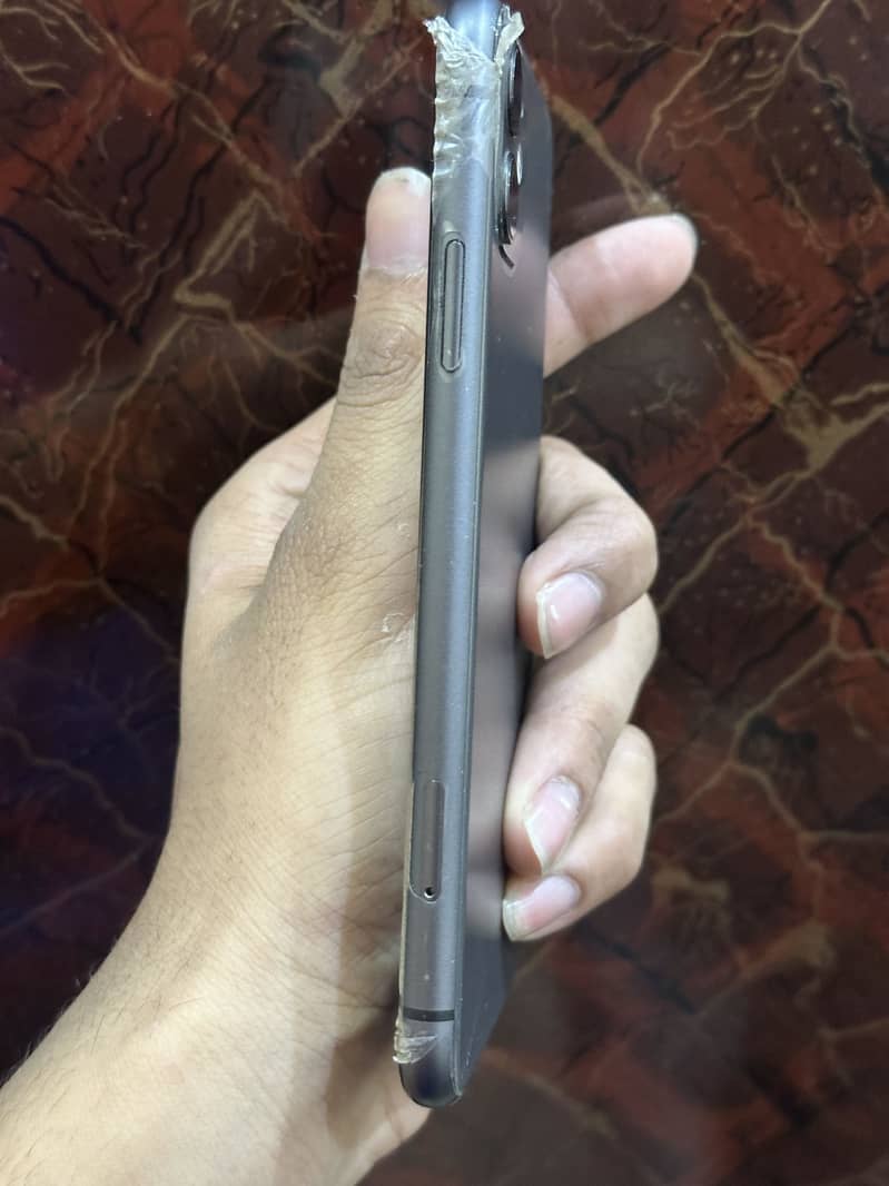 iPhone 11 4