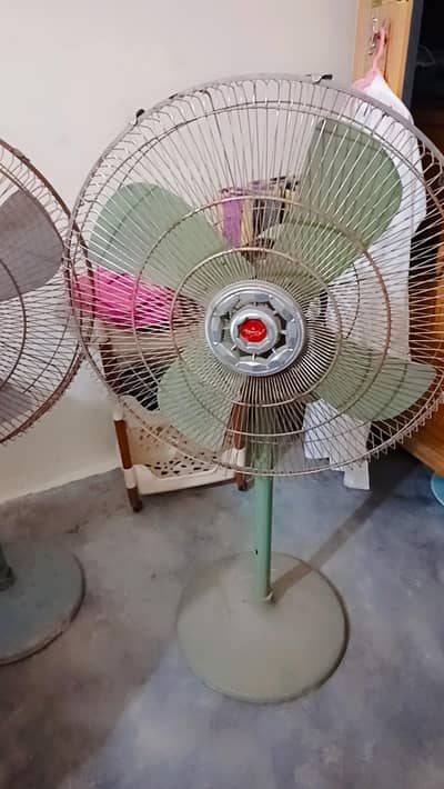 2 cooler hain new condition hain sth 2 stand fan aur 2 ceiling fans