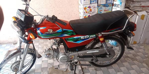 fresh new bike 400km driven in city CD 70 diamond scratch less
