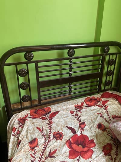 Heavy iron bed 4x6 with mattress