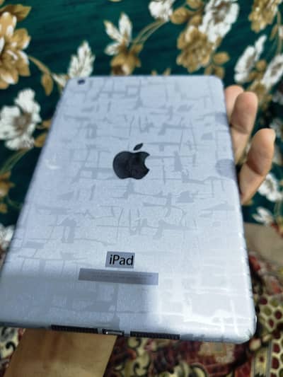 Ipad Mini 2 16Gb storage  10 by 9 condition  With  Cable
