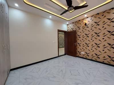 10 Marla Beautiful , Newly Built House Available For Rent