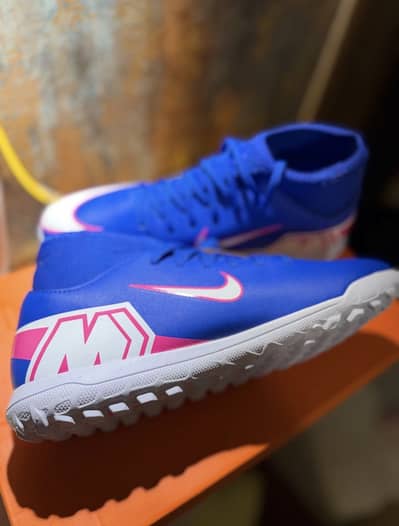 Real Nike sports boots (NEW)