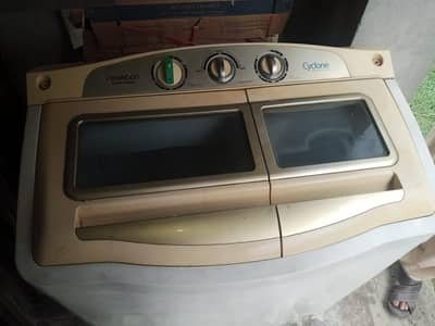 In good condition Cyclone brand Machine washer+Dryer in working condi