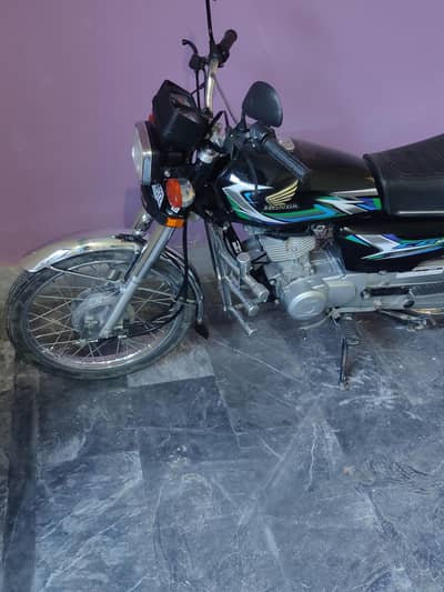 125 New condition VIP Engine Sirf 11000 KM use