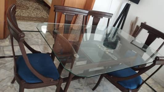 6 chairs & dinning table set in good condition
