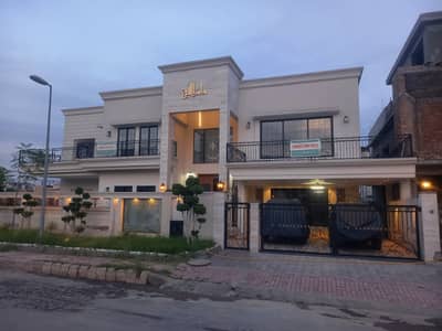 33 MARLA DESIGNER HOUSE FOR SALE 6 BEDROOM SWIMING POOL AND IN DOOR CINEMA BOULEVARD CORNER