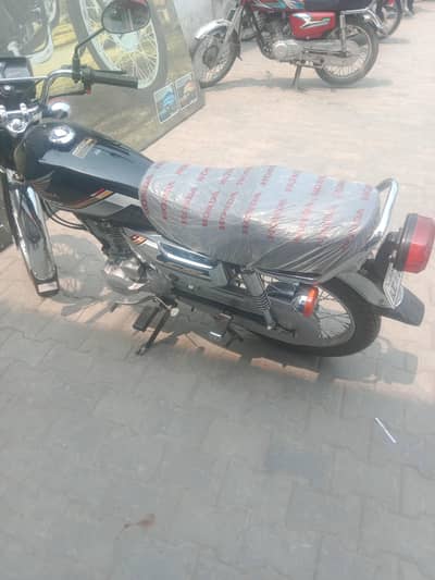 honda 125 Brand New bike just 500km drive urgent sale serious buyer