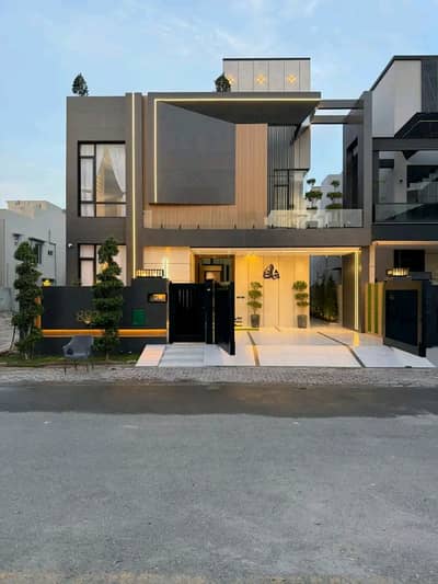 10 Marla Luxury House is Available for Rent in Bahria Town Lahore