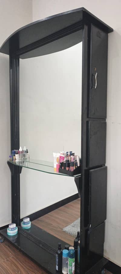 I m selling my dressing table