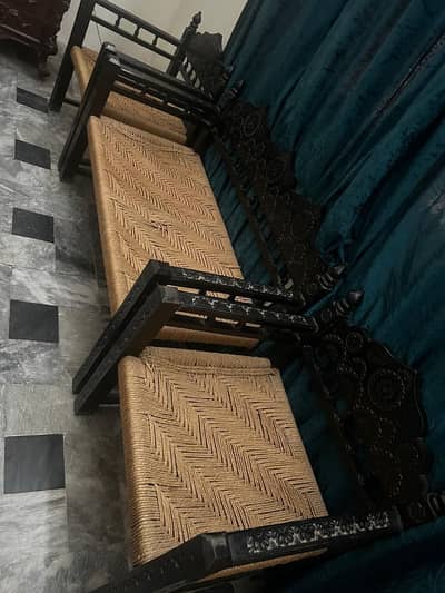 condition 7/10 urgent sale 5 seater sofa with table