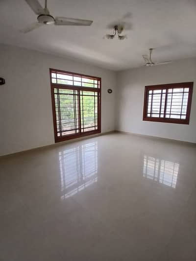 Defence 2000 Yards Bungalow For Rent