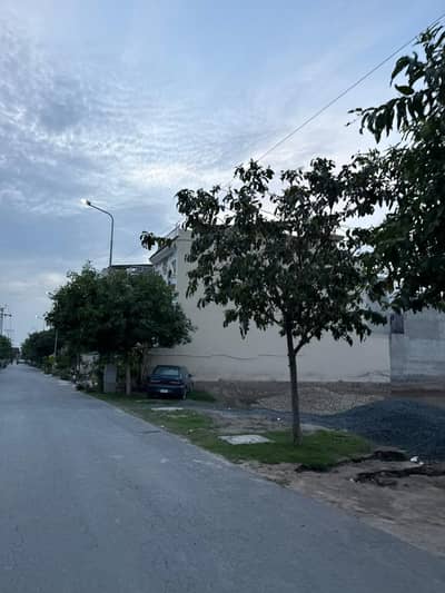CORNER PLOT IN EXECUTIVE BLOCK BETWEEN HOUSES