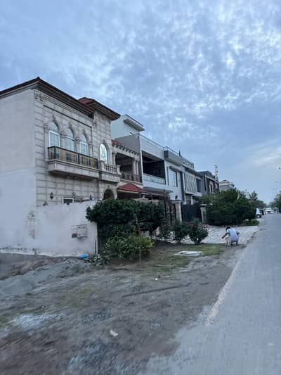10 MARLA VVIP HOT LOCATION PLOT AVAILABLE