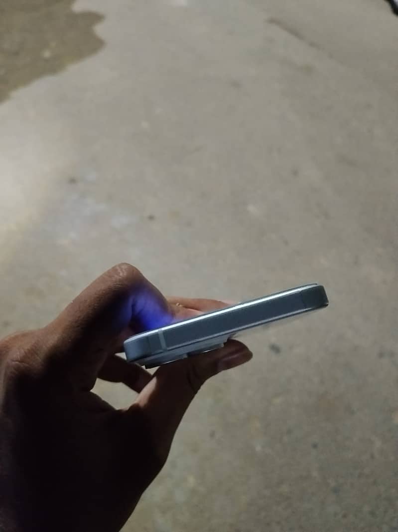 Apple iPhone 15 4