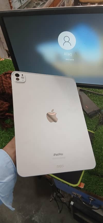 iPad pro M4  ( 256 GB ) with only Box