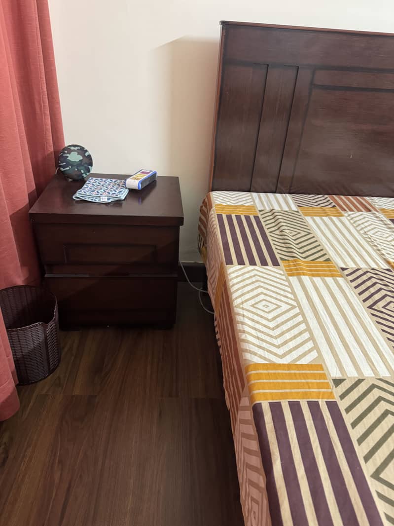 2 single beds with a side table 1
