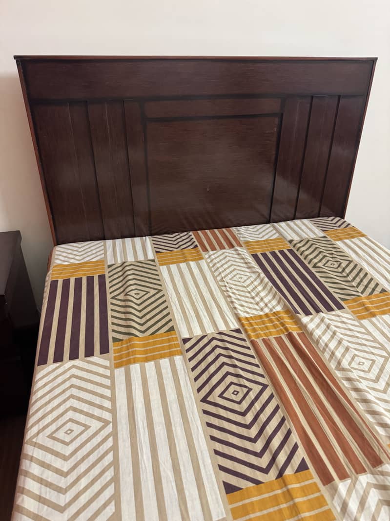 2 single beds with a side table 2